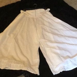 Woman’s palazzo white pants